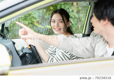 車で外出する男女 車で外出する男女 70238316