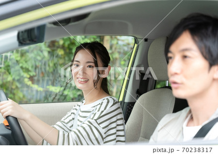 車で外出する男女 車で外出する男女 70238317