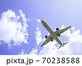 真上を飛ぶ飛行機　エアバス　A321 70238588