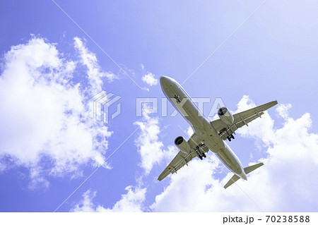 真上を飛ぶ飛行機　エアバス　A321 70238588