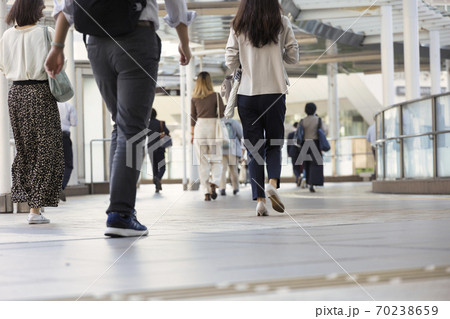 朝の通勤をする女性の足元 70238659