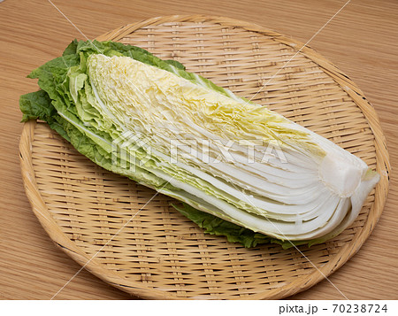 カットした白菜 70238724