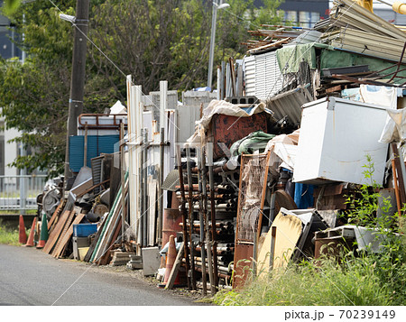積み上げたスクラップ 70239149