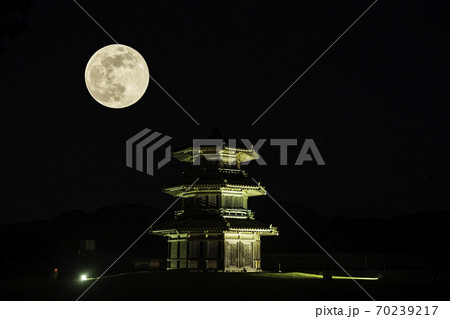 満月の夜と古代鞠智城のライトアップの合成写真 70239217