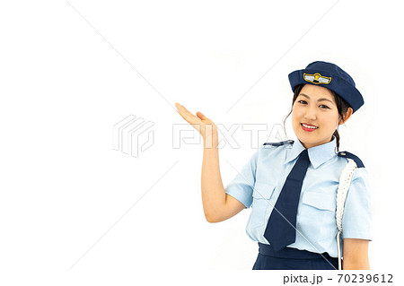 案内する婦人警官 70239612