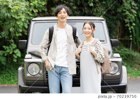 車で外出する男女 車で外出する男女 70239750