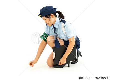 駐車違反を取り締まる婦人警官の写真素材