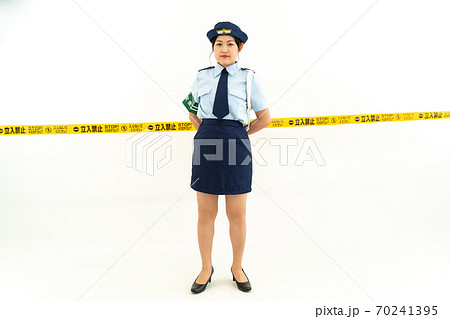 規制線に立つ婦人警官の写真素材