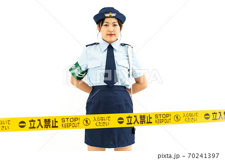 規制線に立つ婦人警官 70241397