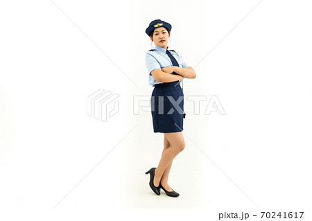 婦人警官のコスプレをする女性 70241617