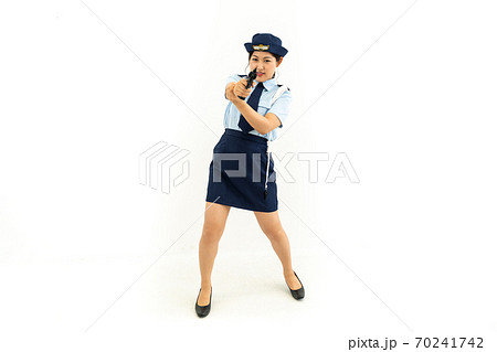 拳銃を構える婦人警官 70241742