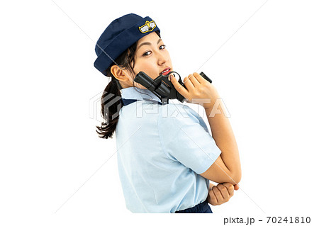 拳銃を構える婦人警官 70241810