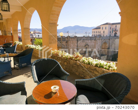 朝のパラドール・デ・ロンダのテラス(ロンダ、スペイン・アンダルシア) 朝のパラドール・デ・ロンダのテラス(ロンダ、スペイン・アンダルシア) 70243070