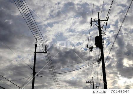 電柱と秋の空 70243544