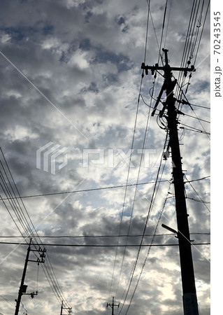 電柱と秋の空 70243545