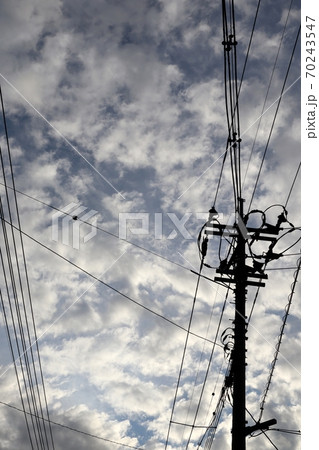 電柱と秋の空 70243547