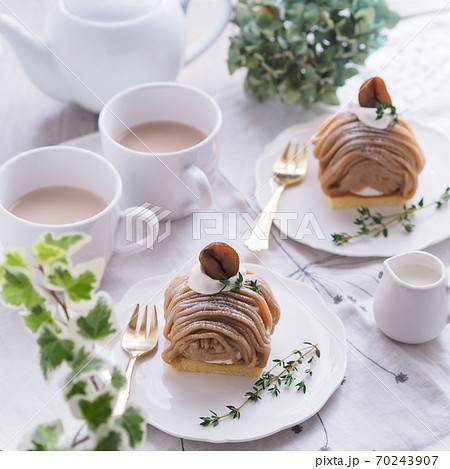 秋スイーツ モンブランでティータイム 70243907