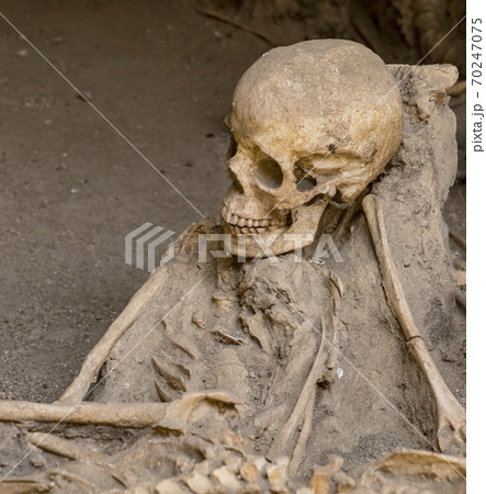 Skulls and bones found entombed in lava 70247075