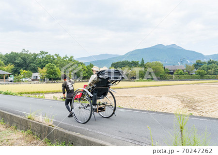 湯布院女子旅で人力車を楽しむ女性と友達 【9月】【撮影協力 人力車のえびす屋】 湯布院女子旅で人力車を楽しむ女性と友達 【9月】【撮影協力 人力車のえびす屋】 70247262