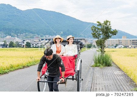 湯布院女子旅で人力車を楽しむ女性と友達 【9月】【撮影協力 人力車のえびす屋】 70247265