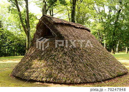 縄文時代の竪穴式住居の家の写真素材