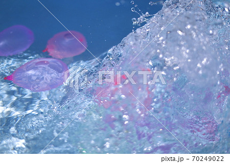 水面にぶつかる水風船 水面にぶつかる水風船 70249022