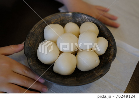 手作りのお月見団子と子供の手 手作りのお月見団子と子供の手 70249124