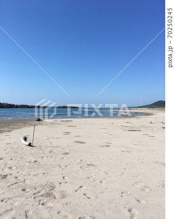 海辺の青空と砂浜と寂しさ 海辺の青空と砂浜と寂しさ 70250245