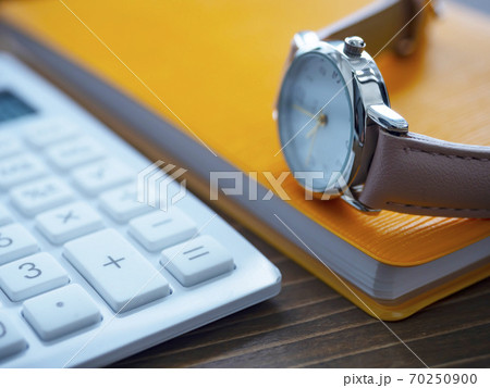 ビジネスイメージ・手帳・女性 ビジネスイメージ・手帳・女性 70250900