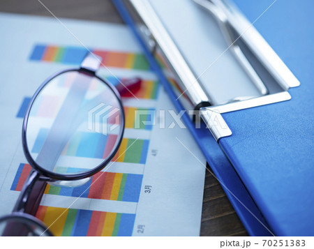 ビジネスイメージ・グラフ・バインダー・メガネ・女性 70251383