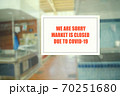 Local market window message announcing the closure due to the coronavirus 70251680