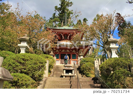 鞍馬寺多宝塔と紅葉 70251734