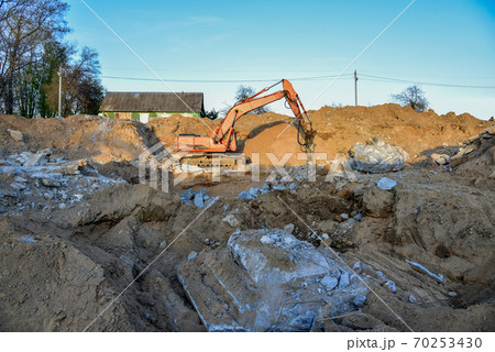 Crawler excavator with hydraulic breaker hammer for the destruction of concrete and hard rock Crawler excavator with hydraulic breaker hammer for the destruction of concrete and hard rock 70253430