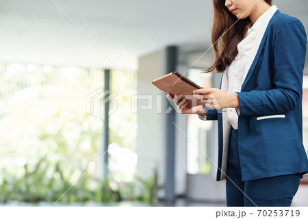 Busineswoman reading artcle online 70253719