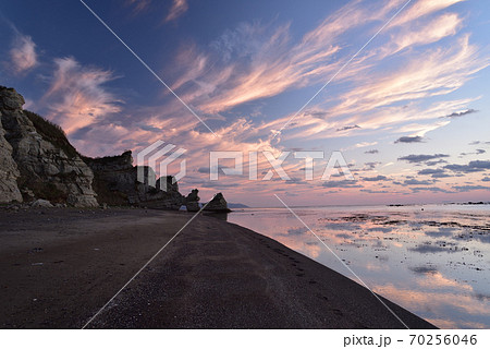 北海道乙部町滝瀬海岸で夕焼けの雲とくぐり岩の秋の風景を撮影 70256046