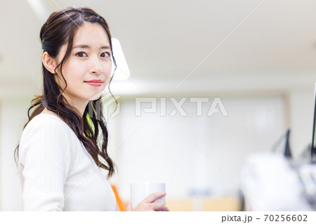 オフィスでリモートミーティングを行う女子社員 オフィスでリモートミーティングを行う女子社員 70256602