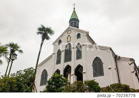 そびえ立つ大浦天主堂 70256778