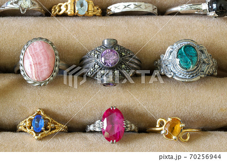 ジュエリーケースの中の指輪 70256944