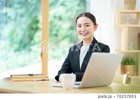 女性 ビジネスマン 勧誘 営業 女性 ビジネスマン 勧誘 営業 70257653