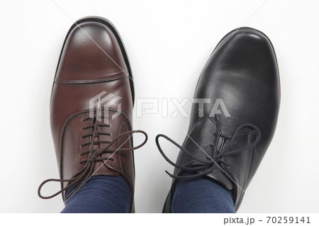 Men's feet in different color classic shoes on white background Men's feet in different color classic shoes on white background 70259141