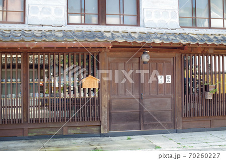 上下町の格子戸のあるレトロな建物の景色 70260227