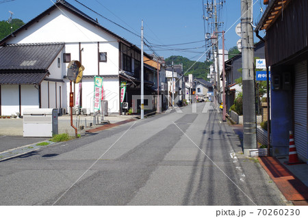 白壁のある上下町の通りの景色 白壁のある上下町の通りの景色 70260230