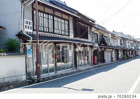 上下町のレトロな商家の景色 70260234