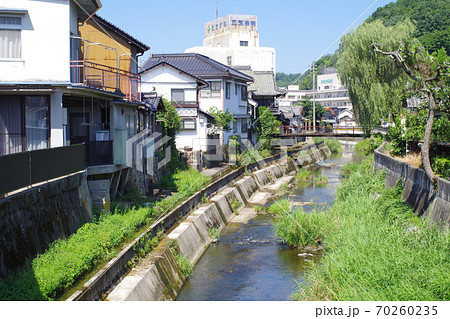 街中を流れる上下川の景色 街中を流れる上下川の景色 70260235
