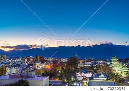市役所展望台から見た松本市の夕暮れと松本城　【長野県】 70260381