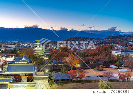 市役所展望台から見た松本市の夕暮れと松本城　【長野県】 70260395