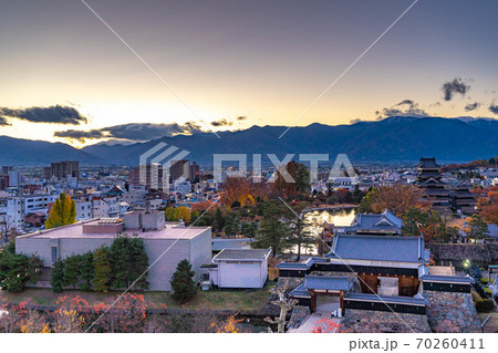 市役所展望台から見た松本市の夕暮れと松本城 【長野県】 市役所展望台から見た松本市の夕暮れと松本城 【長野県】 70260411