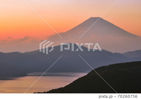 大観山から望む夕照の富士山　神奈川県箱根 70260756