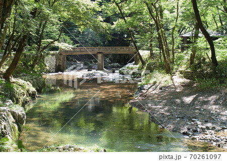 晩夏の帝釈川の清流の景色 70261097