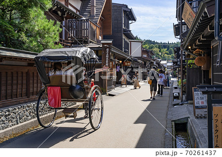 飛騨高山古い町並 三町伝統的建造物群保存地区 人力車 飛騨高山古い町並 三町伝統的建造物群保存地区 人力車 70261437